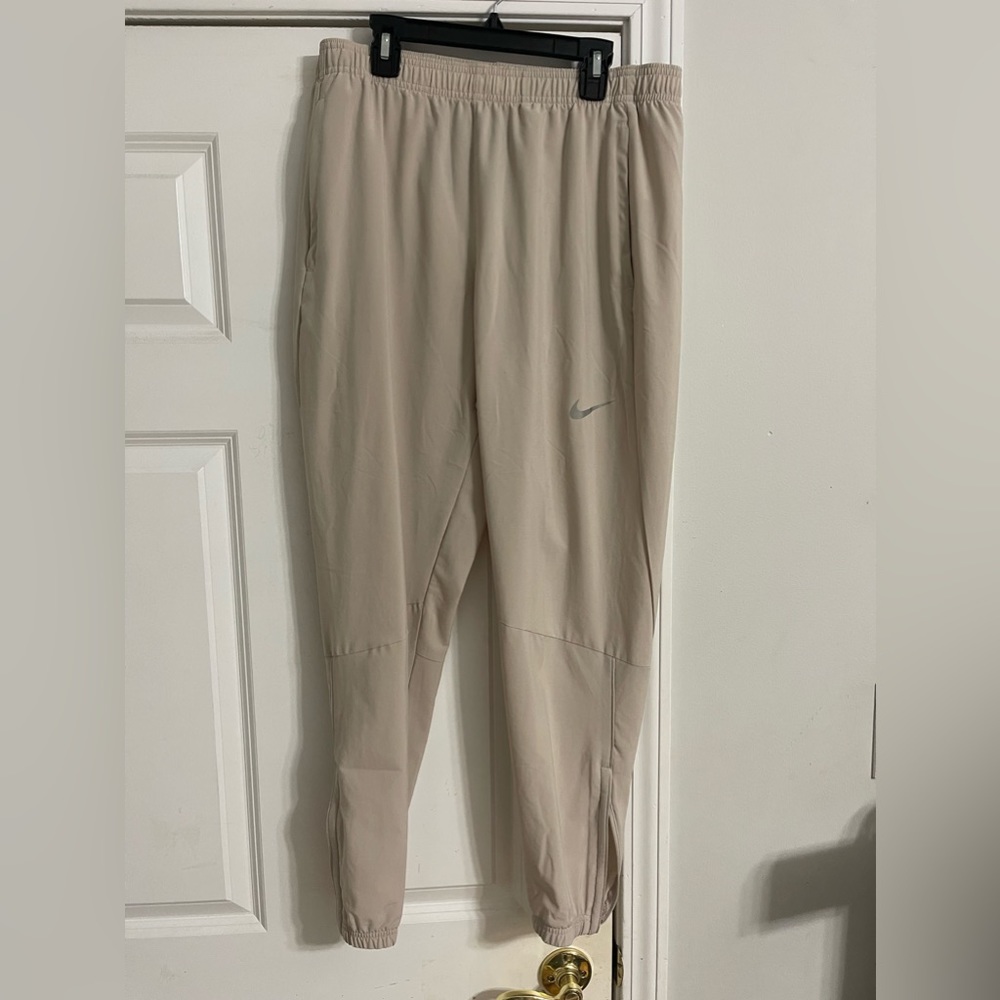 Men’s Medium Lightweight Nike Runnjng Joggers. Tan/ cream color.